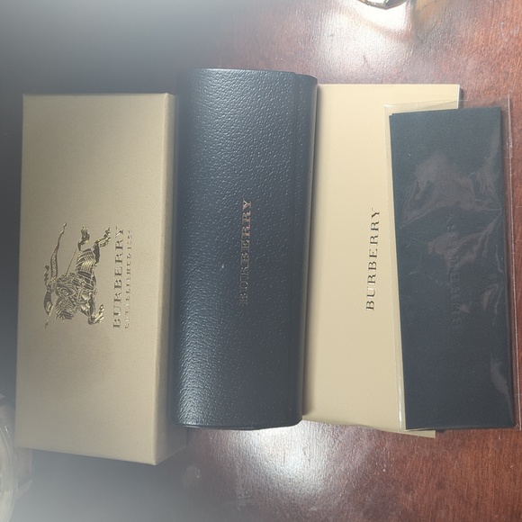 Burberry sunglasses - Picture 6 of 6